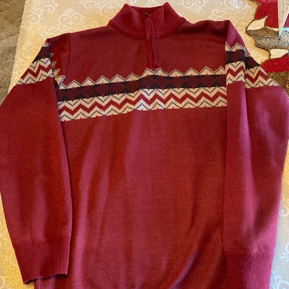 100%Polyester
Warm nice sweater
Youth Sized 14/16
NEW